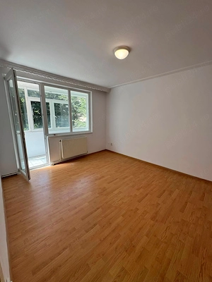 De vanzare apartament cu 3 camere, decomandat, etajul 2, Pret 52500 euro negociabil - imagine 2