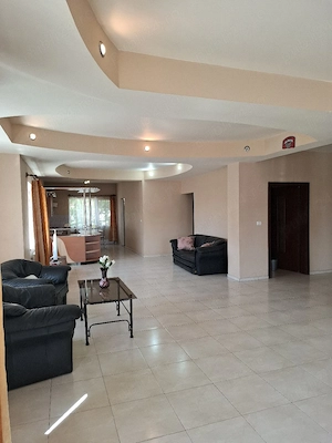 Proprietar închiriez  apartament  spațios  3 camere  + garaj zona Piața Spitalului  - imagine 2