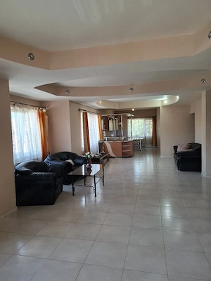 Proprietar închiriez  apartament  spațios  3 camere  + garaj zona Piața Spitalului  - imagine 10