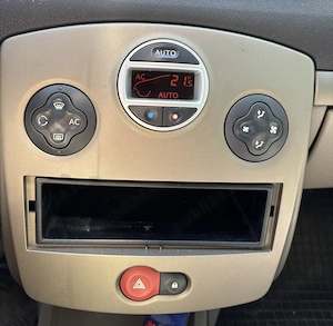 Renault Clio III 1.4 16V 98 CP | 127.000 km reali | Climă automată | CarPlay | 2 seturi roți - imagine 2