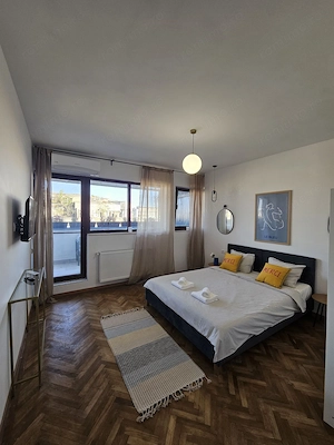 Apartament 4 camere ultracentral, renovat si mobilat, terasă spațioasă. - imagine 3