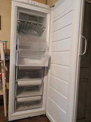 Congelator Indesit cu 7 sertare. Stare foarte buna.