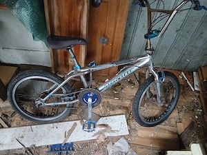Biciclata BMX ptr copi de 4-8 ani , cu roti de 20 inci perfect centrate, in stare buna de functionar