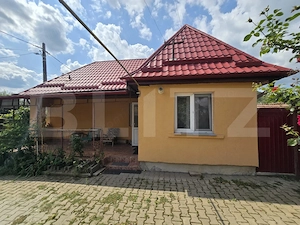 Casă cu două corpuri de clădire și grădină generoasă, în Chinari