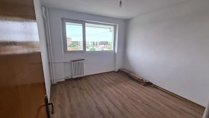 Apartament 3 camere, decomandat - imagine 2