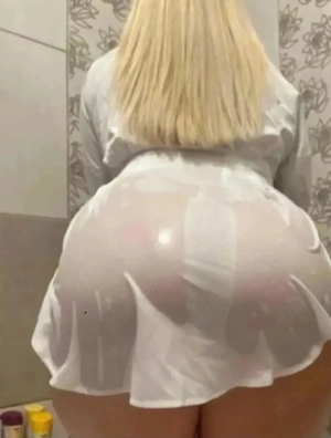 Blonda 30 de ani nouă în oraș 