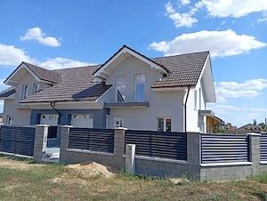 Se vinde 1 2 duplex modern,cu garaj în casă,și mansarda înaltă cu pod izolat