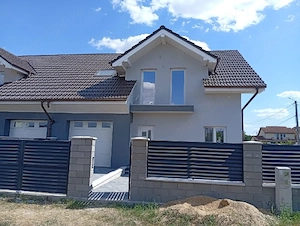 Se vinde 1 2 duplex modern,cu garaj în interior,și mansarda înaltă