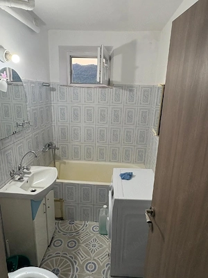 Apartament spațios și luminos cu 3 dormitoare și balcon închis - imagine 4