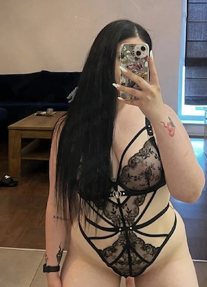 Nouă în oraș ! Bruneta sexy 