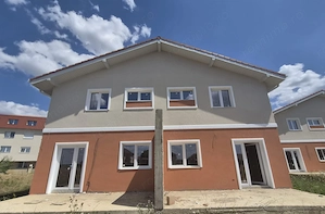 Casă Tip Duplex în Giroc – Confort, calitate și curte generoasă