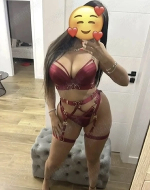 Nouă Brunetă Apetisanta Cu Forme