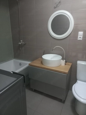 Inchiriez apartament 3 camere .
