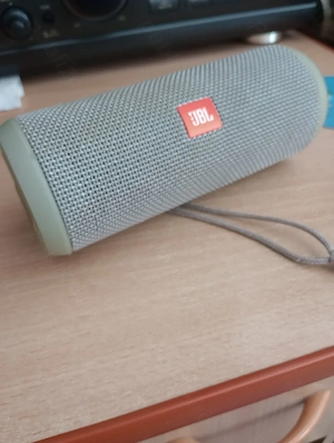 Boxa portabila JBL defecta