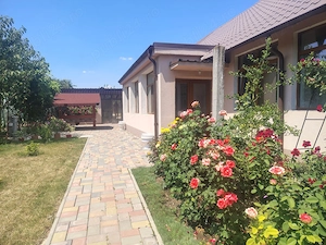 Casă de vânzare Giarmata Mare   teren 1.300 mp, poziție excelentă pe colț, cu două intrări auto - imagine 3