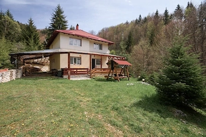 Casa de vacanta sau pensiune in Dâmbovicioara 5 camere, 5 bai, 6412 mp teren
