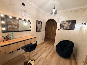 Închiriez post de lucru   cameră în salon    Deva 