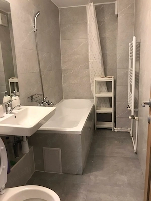 Închiriez apartament 3 camere renovat - imagine 2