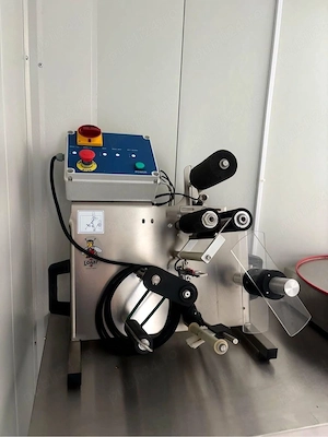 Masina semiautomata de etichetat borcane Logar