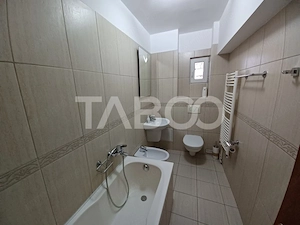 Apartament spatios cu 3 camere si 2 bai plus balcon in zona Central - imagine 8