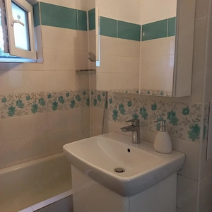 Roman- Inchiriez apartament 2 camere decomandat, et 1, 61 mp, langa Scoala nr. 9 Roman