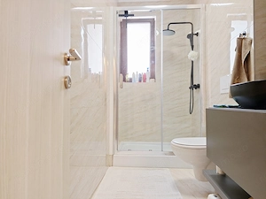 Langa benzinaria ESO. Lift. 73 mp utili. 2 bai. Mobilat si utilat complet. - imagine 15