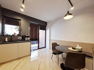 Langa benzinaria ESO. Lift. 73 mp utili. 2 bai. Mobilat si utilat complet. - imagine 4