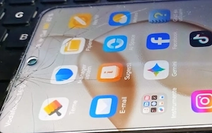 Vand Honor 400 Smart cu ecran fisurat.