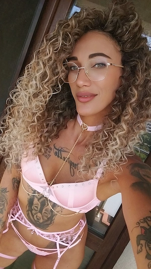 Shara 100% reala sportiva cu talie de viespe!
