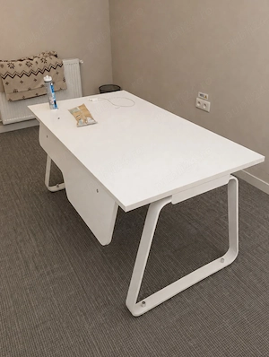 Birou modern de culoare alba 