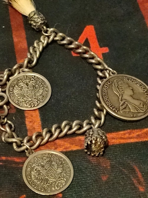 Brățară vintage bavareză   austriacă cu charms (Maria Tereza, pămătuf vânătoare)