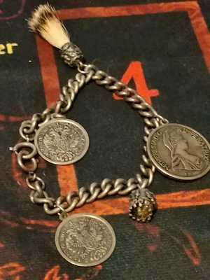 Brățară vintage bavareză   austriacă cu charms (Maria Tereza, pămătuf vânătoare)