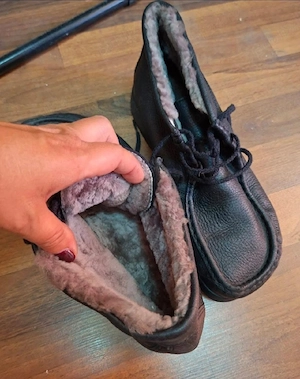ghete tip mocasin îmblănite, din piele naturală.
