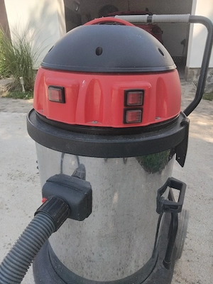 vînd aspirator profesional. 