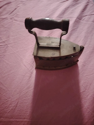 Vând fier de călcat  antic,mic