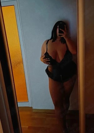 Bruneta cu forme