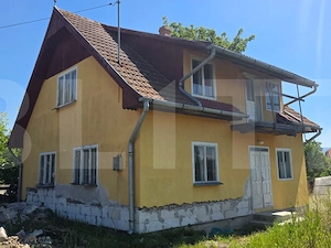Casă dublă în comuna Hătuica, chiar în vecinătatea băilor termale.