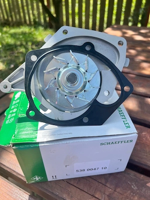 Vând pompă de apă INA (Schaeffler), nouă, în ambalaj original, cu garnitură inclusă.