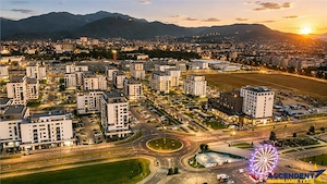 Langa Coresi Mall, elegant spatiu comercial, vitrina stradala generoasa, Tractorul, Brasov