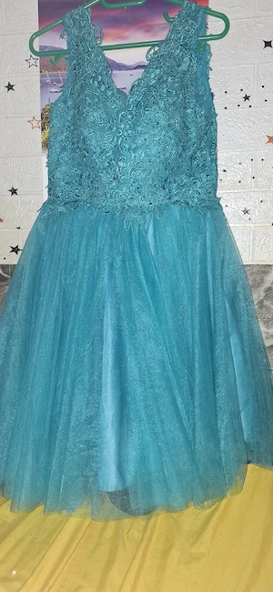 Rochie elegantă pentru evenimente si fete frumoase 