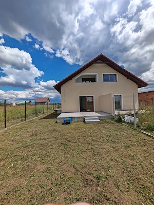 Duplex cu 3 dormitoare, 1 living, 2 bai, 1 bucatarie,terasa și curte.  - imagine 3
