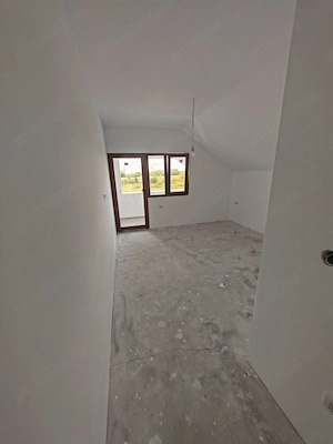 Duplex cu 3 dormitoare, 1 living, 2 bai, 1 bucatarie,terasa și curte.  - imagine 4