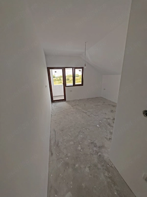 Duplex cu 3 dormitoare, 1 living, 2 bai, 1 bucatarie,terasa și curte.  - imagine 9