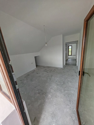 Duplex cu 3 dormitoare, 1 living, 2 bai, 1 bucatarie,terasa și curte.  - imagine 2