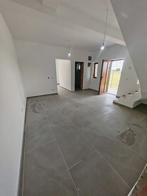 Duplex cu 3 dormitoare, 1 living, 2 bai, 1 bucatarie,terasa și curte.  - imagine 6