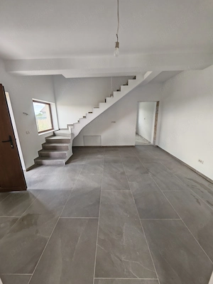 Duplex cu 3 dormitoare, 1 living, 2 bai, 1 bucatarie,terasa și curte.  - imagine 7