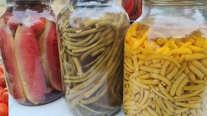 Conserve țaranesti la diverse borcane, mari si mici