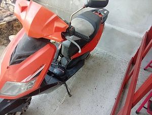 Vând scuter 49cc defect fara acte (fac și schimburi) citiți descrierea  - imagine 4
