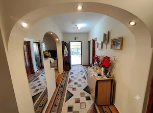 De vânzare: Casă spațioasă 220 mp, teren 700 mp   Ideală și pentru două familii - imagine 3