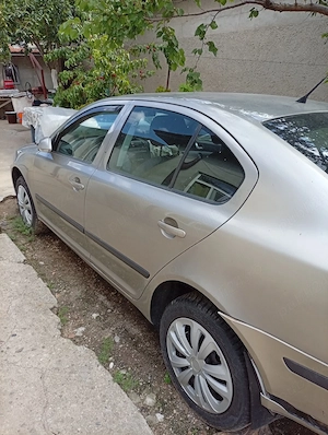 Vând mașină pentru piese 